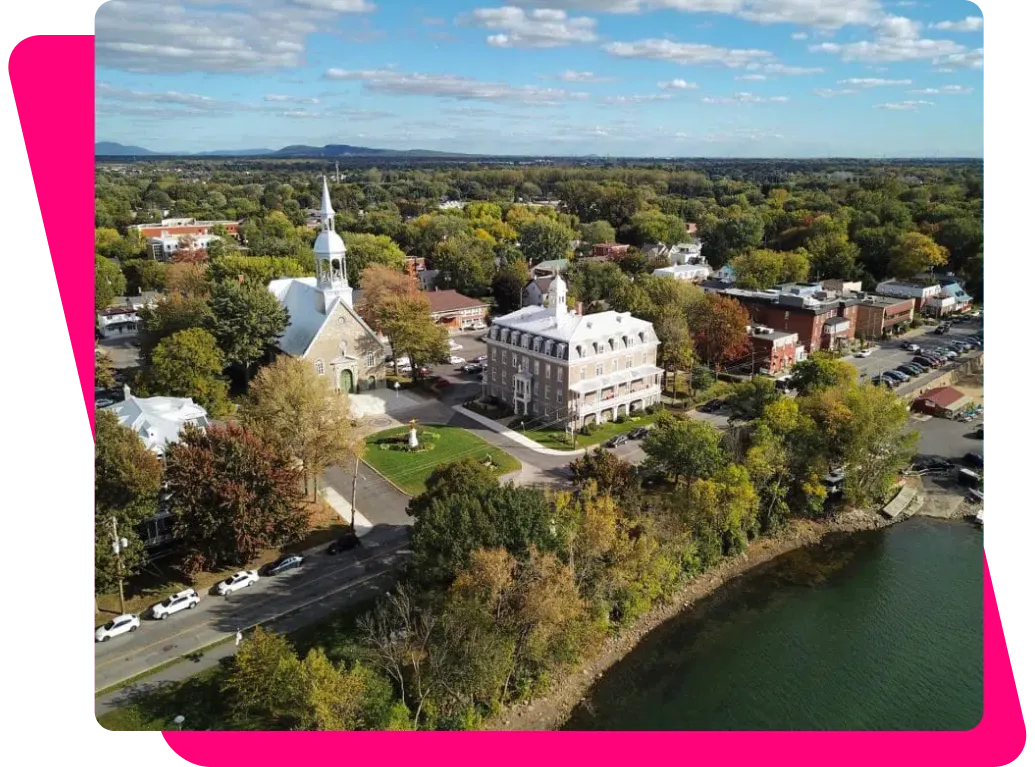 Vue aérienne du Vieux-Boucherville et de son église, au bord du fleuve