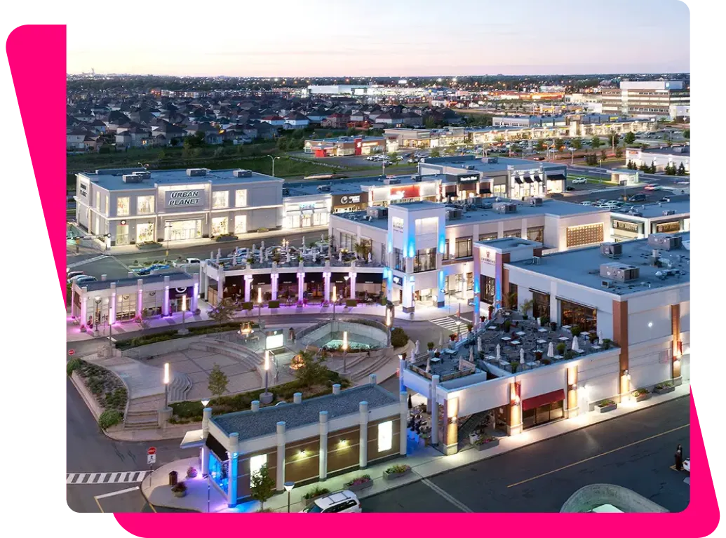 Vue aérienne d’un quartier commercial de Brossard au coucher du soleil