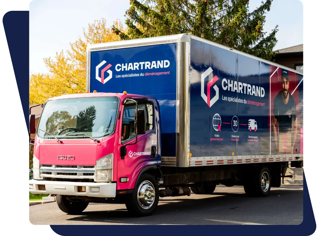Camion Chartrand garé dans une entrée résidentielle, prêt pour un déménagement