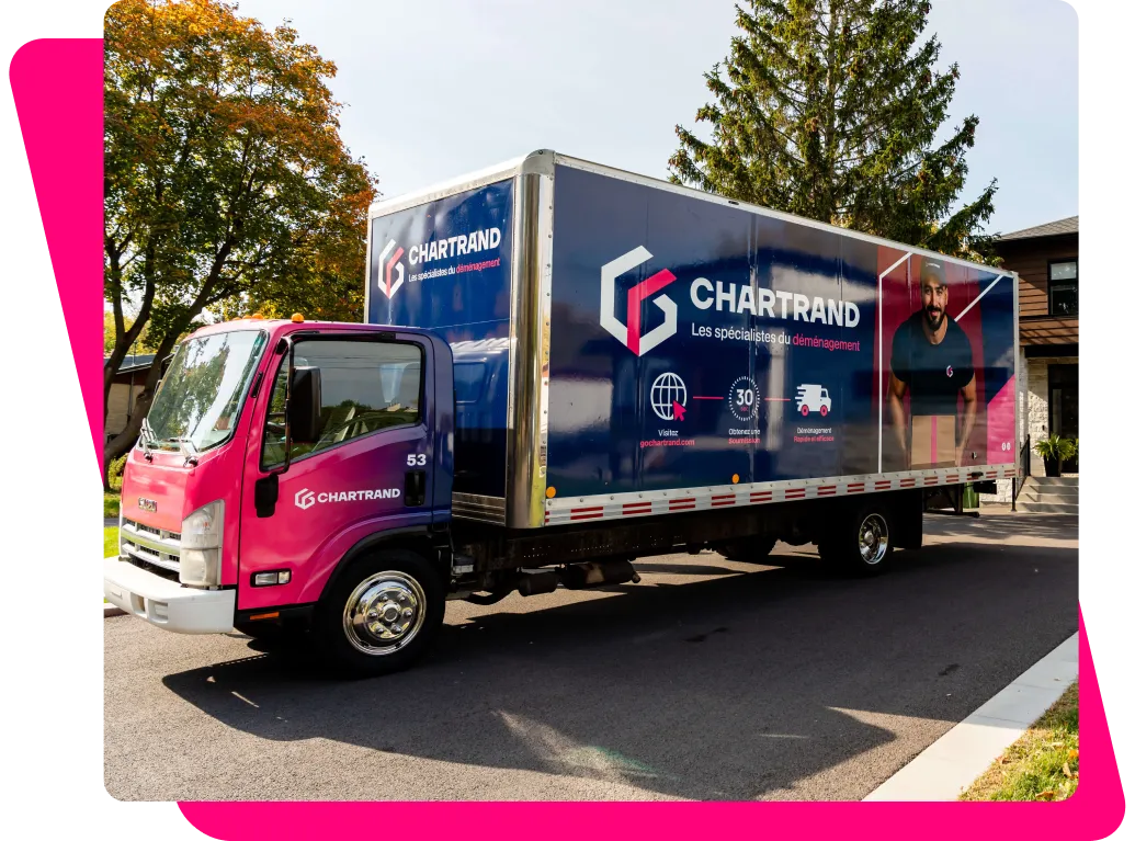 Camion Chartrand rose et marine stationné devant une maison de la Rive-Sud