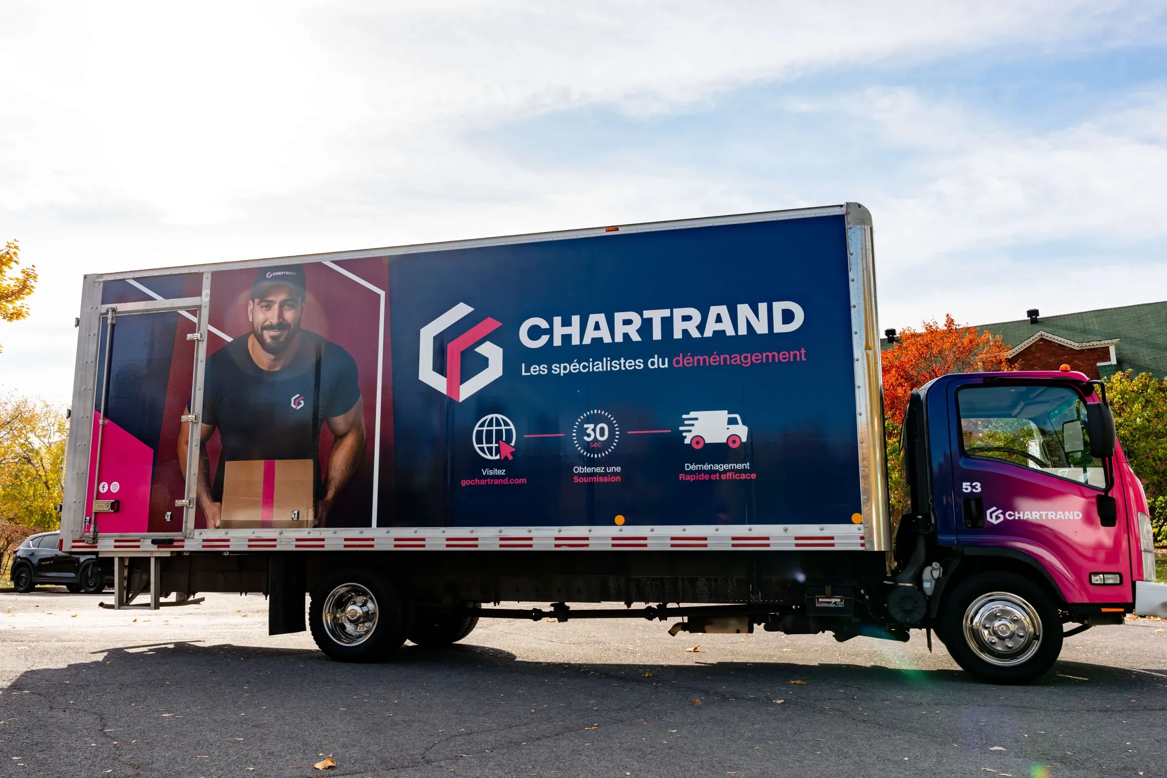 Camion Chartrand stationné dans une rue, vu de côté