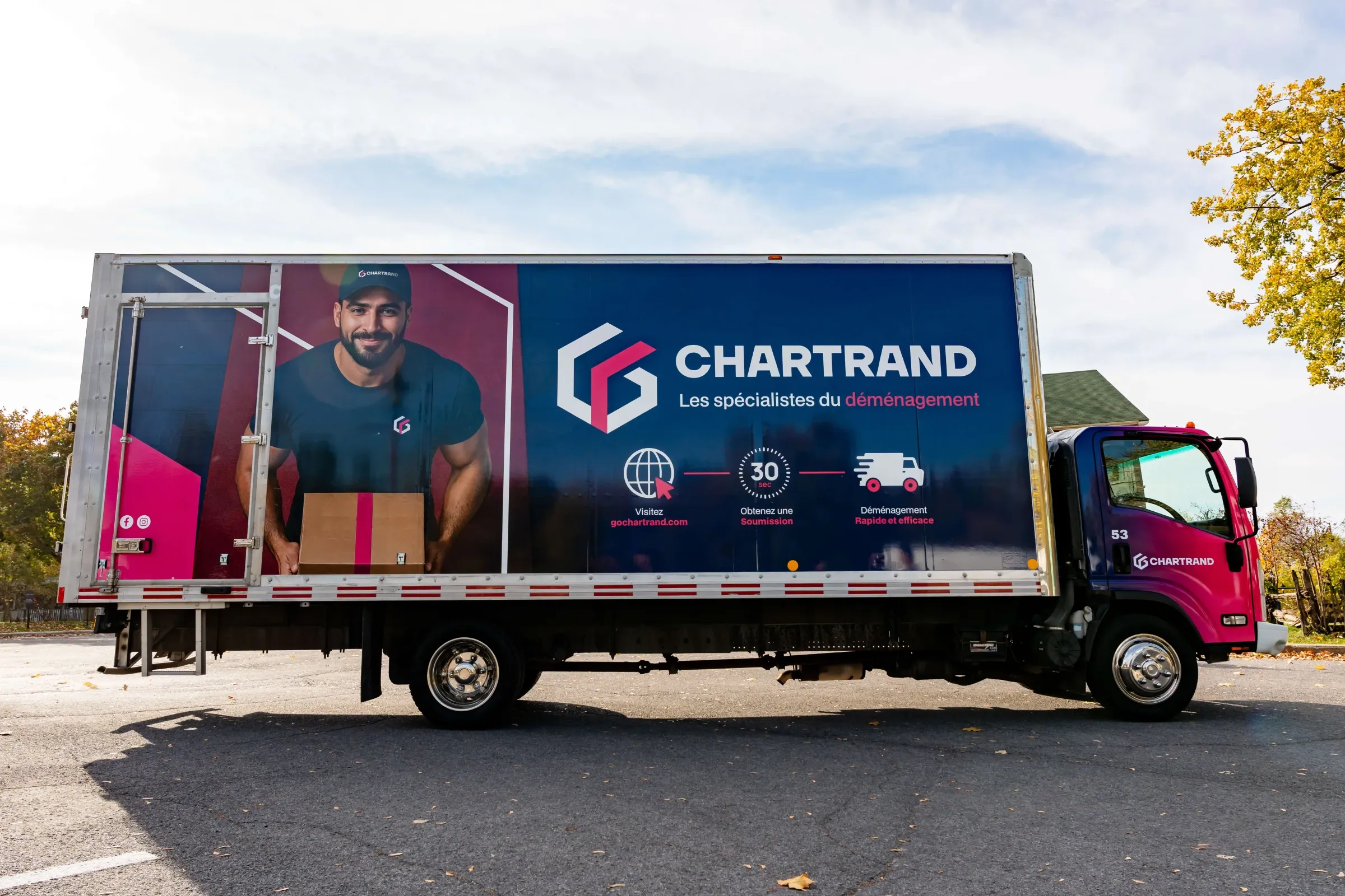 Camion de déménagement Chartrand stationné, vu de côté