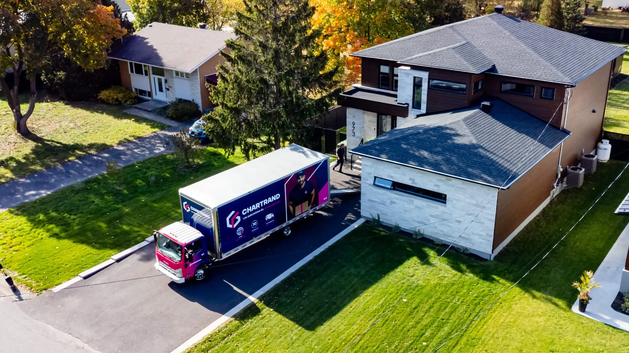 Vue aérienne d’un camion Chartrand dans l’allée d’une maison de banlieue
