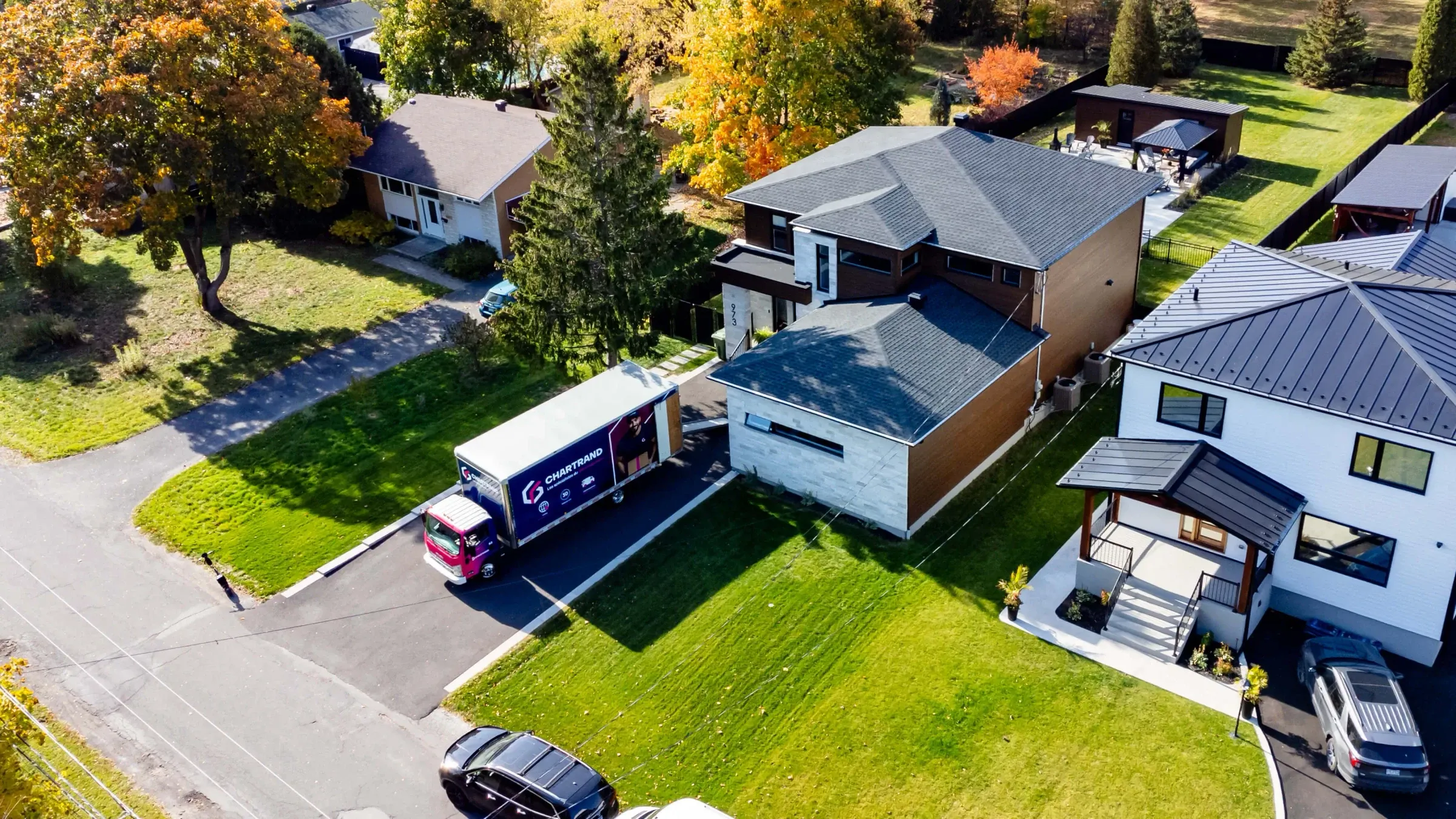 Vue aérienne d’un camion Chartrand stationné devant une maison de banlieue