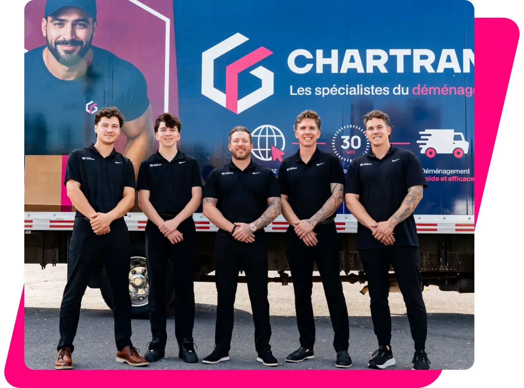 L’équipe Chartrand devant un camion à la nouvelle image de marque