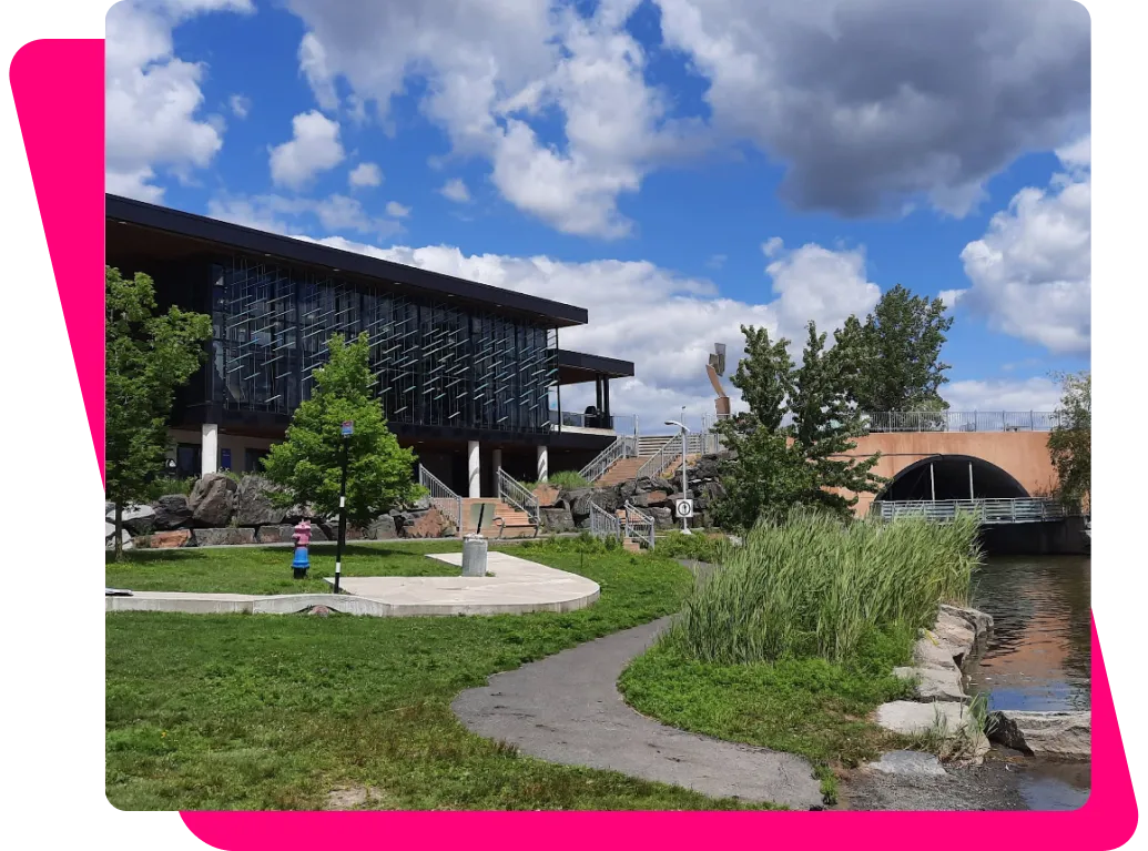 Parc, étang et pavillon moderne à Saint-Hubert