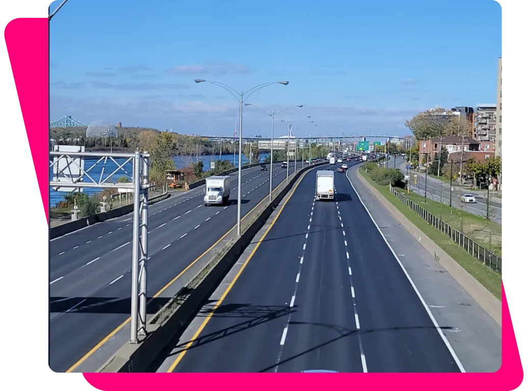 Autoroute bordant Saint-Lambert, avec des camions en circulation
