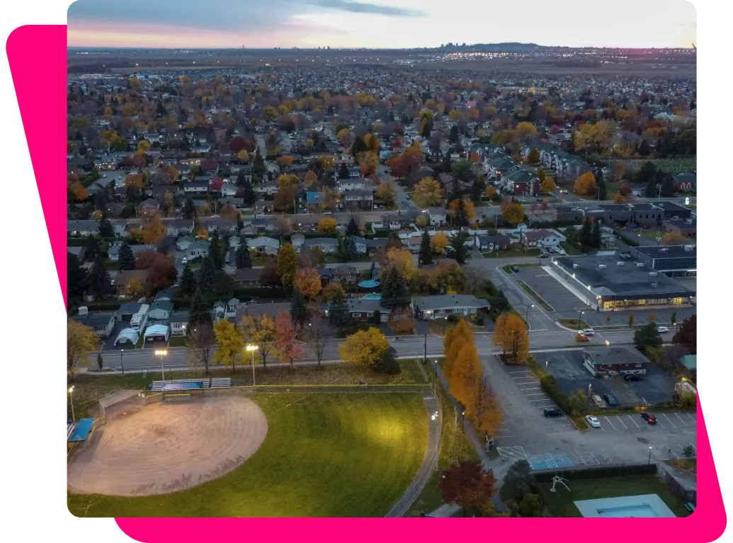 Vue aérienne d’un quartier résidentiel et d’un parc de Sainte-Julie au crépuscule